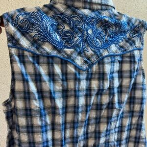 Embroidered, snap buttons, styling western wear!